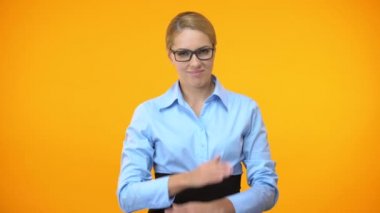 Kritik ofis çalışanı silah geçiş, iş kısıtlamaları geçiş işareti dur gösteren