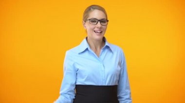 Gülümseyen ofis yöneticisi el sallayarak, dost şirket çalışanı, kadın meslektaşı