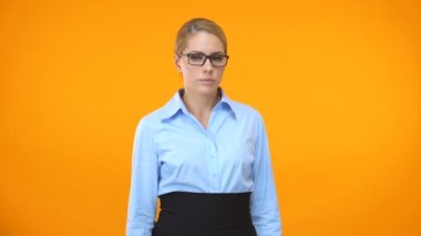 Utanmış ofis çalışanı gözleri kaplayan, proje başarısızlık hayal kırıklığı, stres