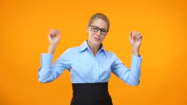 明るい背景、キャリアの成功、興奮に踊る幸せなオフィスマネージャー — ストック動画