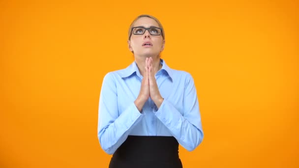 Female office employee making wish, feeling nervous before presentation, hope — Stock Video