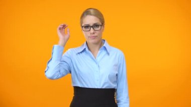 Şaşkın iş kadını ellerini kusuyor, hiçbir fikri yok, ilham eksikliği