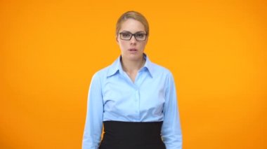 Kızgın iş kadını elle bla-bla işareti gösteren, rahatsız edici ofis arkadaşları