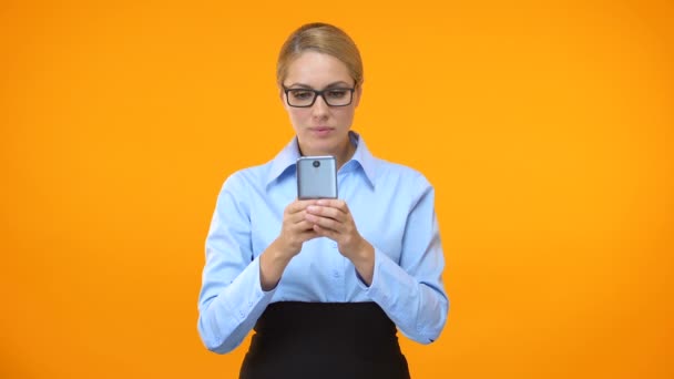 Joven mujer de negocios alegre leyendo correo electrónico en el teléfono inteligente, acuerdo exitoso — Vídeo de stock