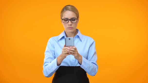 Ερεθισμένος εργαζόμενος γραφείου περιήγηση στο διαδίκτυο στο smartphone, κινητή χρέωση — Αρχείο Βίντεο