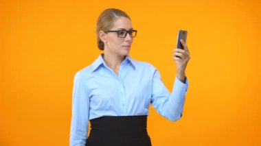 Heyecanlı şirket çalışanı evet jest akıllı telefon e-posta okuma gösteren, başarı