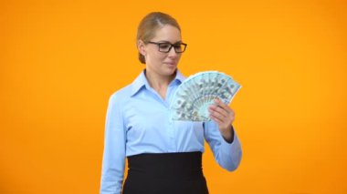 Kendine güvenen ofis çalışanı dolar banknotlar, iş projesi yatırım işaret