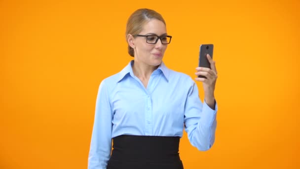 Здивована приваблива жінка офіційний костюм, що тримає смартфон і долари, банківська справа — стокове відео
