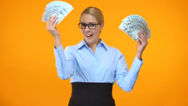 Positiv bankarbetare innehar dollar händer, insättnings program, Cash Back service — Stockvideo