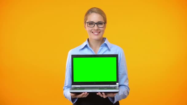 Χαρούμενη νεαρή γυναίκα κρατώντας φορητό υπολογιστή με πράσινη οθόνη, παρουσίαση εκκίνησης, app — Αρχείο Βίντεο