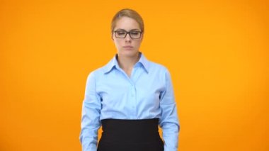 Ciddi kadın yönetici stop işareti gösteren, iş eşit haklar, kısıtlama