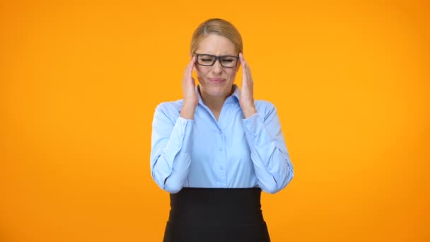 Жіночий працівник компанії відчуває головний біль, страждає мігрень, стрес перевантаження — стокове відео