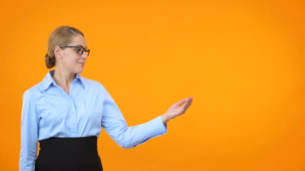 Attractive lady eyeglasses presenting template orange background, announcement — Stock Video