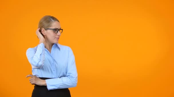 Hesitating business lady scratching head, having no idea, work problem, question — Stock Video