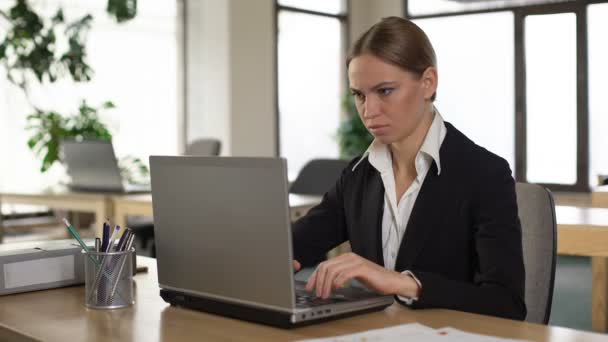 Vrouwelijke werknemer gevoel pols pijn na het typen op de laptop, ontsteking van de gewrichten — Stockvideo