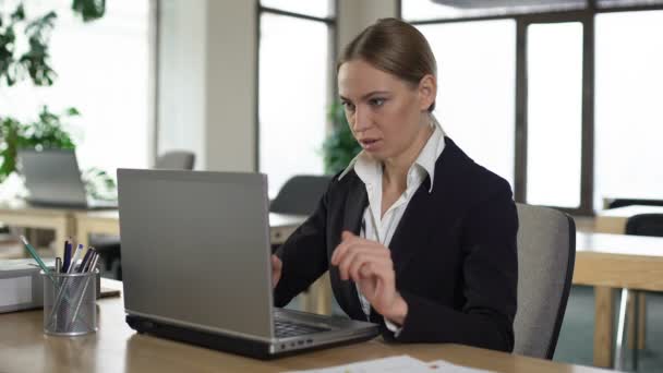 Office worker suffering back pain, sitting on uncomfortable chair, muscle strain — Stock Video