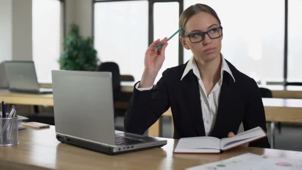 Mujer pensando en la puesta en marcha, escribir ideas de negocio en el cuaderno, planificador de tareas — Vídeo de stock