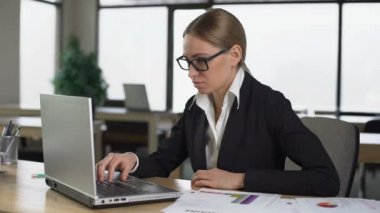Ofis stajyer mali raporda sorunları ile sinirli, deneyim eksikliği
