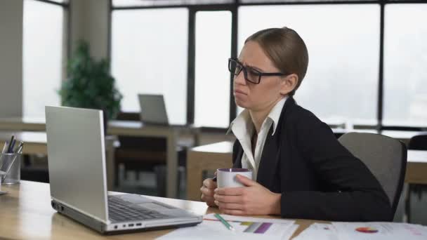 Скучная женщина, у которой перерыв на кофе в офисе, неудовлетворенная работой, отсутствие идей — стоковое видео