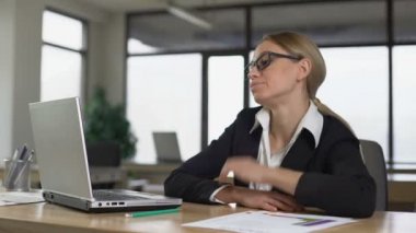 Genç kadın ofiste bilgisayar, yorgun ve motive çalışma bored
