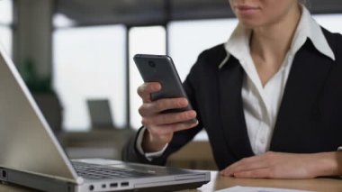 Ofis, mobil ve laptop senkronizasyon kavramı cep telefonu kullanarak kadın