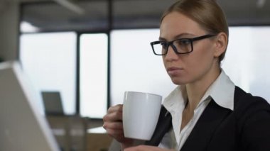 Businesslady ofiste kahve molası, sert çalışma sonra rahatlatıcı, çekim