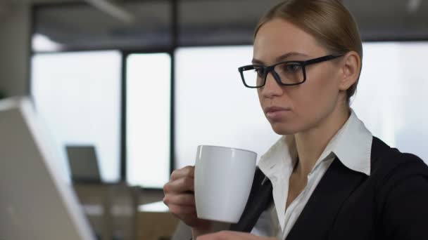 Affärskvinna med kaffepaus i Office, koppla av efter hårt arbetande, närbild — Stockvideo