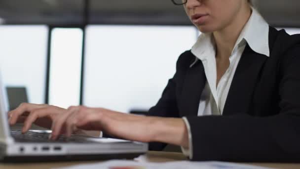 Dizüstü bilgisayarda yazan, iş yerinde sorun, stresli iş ile rahatsız kadın closeup — Stok video