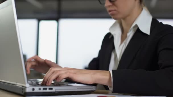 Vrouwelijke werknemer geïrriteerd werken op laptop, zenuwinzinking in stressvolle baan — Stockvideo