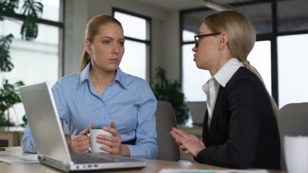 Οι γυναίκες συνάδελφοι συζητούν, κάνουν διάλειμμα για καφέ στο γραφείο, παραπονιούνται για δουλειά. — Αρχείο Βίντεο