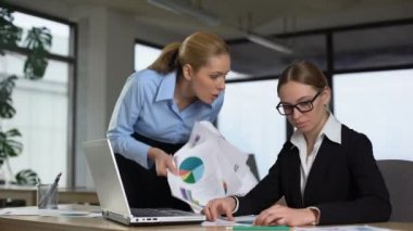 Öfkeli patron mali raporda kötü sonuçlar için beceriksiz kadın azarlama