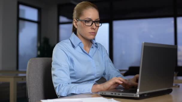 Mujer cansada pensando en el proyecto empresarial, trabajando horas extras, falta de ideas — Vídeos de Stock