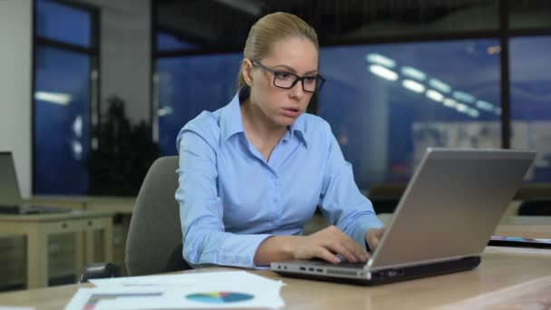 Žena podrážděná pomocí zablokového laptopu, naštvaná na ztrátu dat, softwarová chyba — Stock video