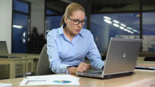 Mulher irritada fechando laptop, insatisfeito com o projeto de trabalho, conceito de más notícias — Vídeo de Stock