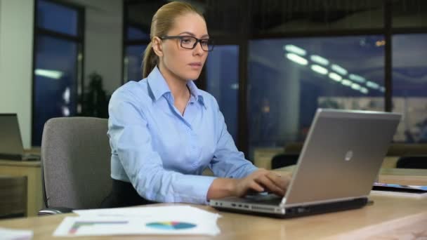 Gelukkige vrouw voltooit project op laptop, kantoor verlaten, succesvolle werkdag — Stockvideo