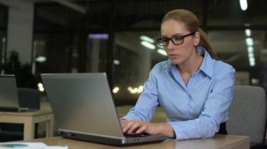 Kadın boyun ağrısı muzdarip, gece vardiyası sırasında yorgun hissediyorum, stresli iş