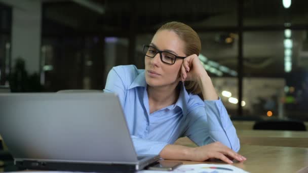Vrouw krijgt meer papierwerk aan het einde van de werkdag, het sluiten van map om werk te voorkomen — Stockvideo