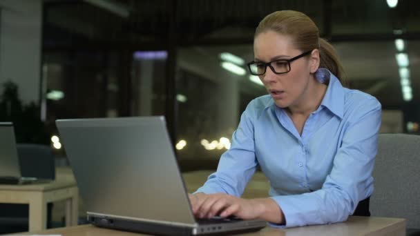 Уставшая деловая женщина зевает, работает в ночную смену в офисе, концепция переутомления — стоковое видео