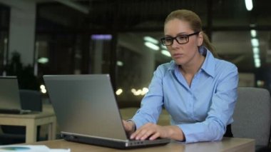 Yorgun kadın gözlük lerini çıkarıyor, aşırı çalışma yüzünden görme bozukluğu yaşıyor