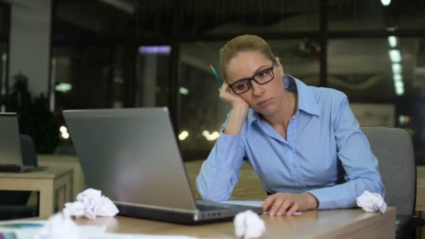 Femme épuisée sans idées d'affaires, travaillant des heures supplémentaires au bureau, épuisement professionnel — Video