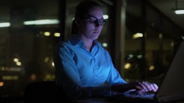 Kadın gece laptop yazarak, ofiste çalışma saatleri, meşgul yaşam tarzı