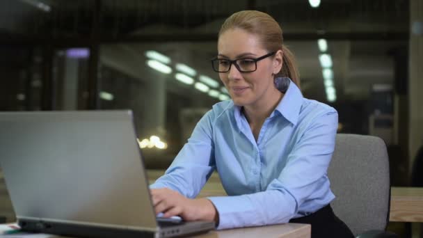 Lycklig affärskvinna jublar framgångsrik Startup, sittande på kontoret på natten — Stockvideo