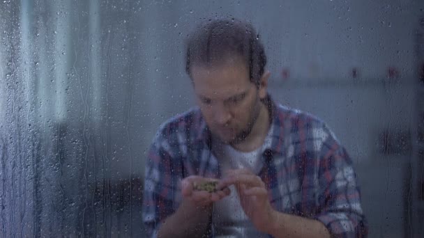 Απογοητευμένος άνθρωπος που κοιτάζει την ακτινογραφία των πνευμόνων σε βροχερή μέρα, ανίατη ασθένεια, καρκίνο — Αρχείο Βίντεο