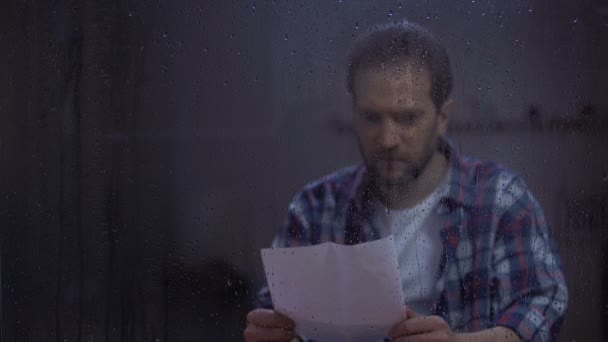 Yağmurlu pencerearkasında sevgili gelen mektup okuma Mutlu adam, mesafe ilişkileri — Stok video