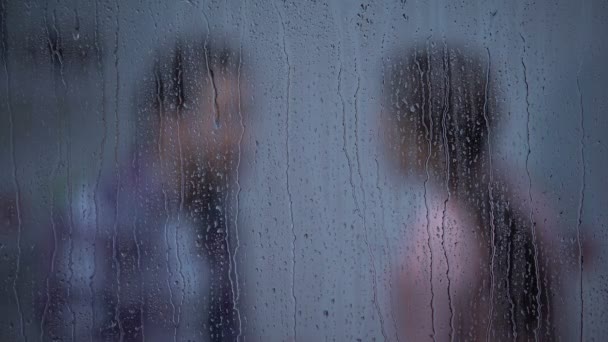 Loco hombre asfixia esposa en casa detrás de lluvia ventana, asalto en familia, pelea — Vídeos de Stock