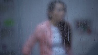 Votka şişesi ile bağımlısı adam yağmurlu günde eşi tehdit, taciz