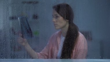 Yağmurlu günde akciğerlere x-ray, tedavi edilemez hastalık, kanser bakan sinirli kadın
