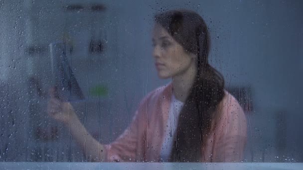 Больной смертью леди смотрит на рентген легких за дождливым окном, надежды на выздоровление нет — стоковое видео