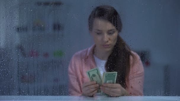 Ideges középkorú nő számolás pénzt az esős napon, megtakarítás a kezelés — Stock videók