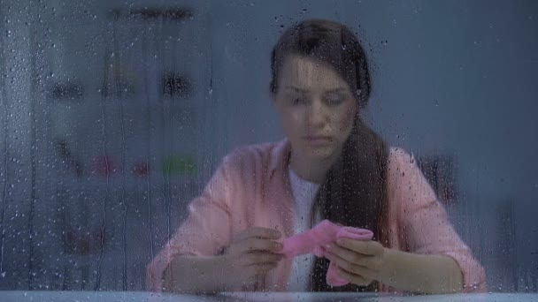 雨の日にピンクの靴下を持つ悲しい傷ついた顔の女性、暴力後の誤産 — ストック動画